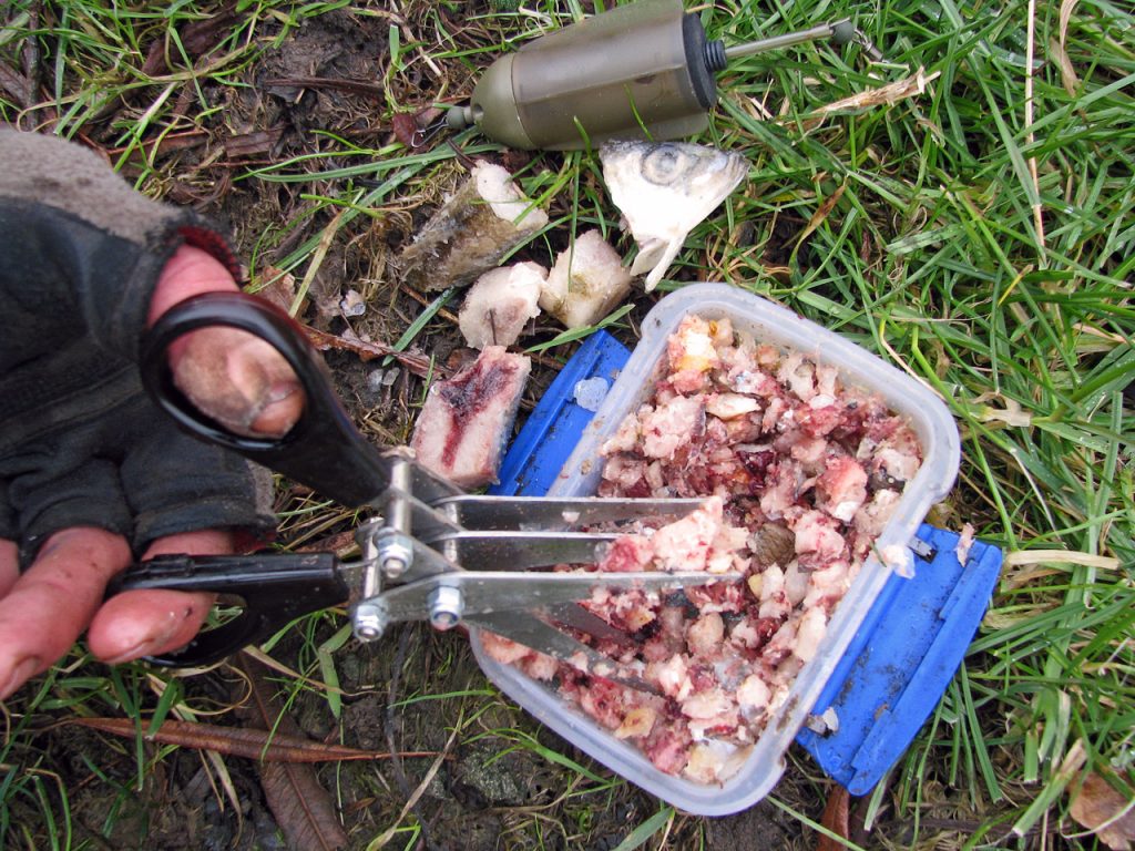 Andrew's pike swimfeeders deliver chopped fish or chum close to your bait